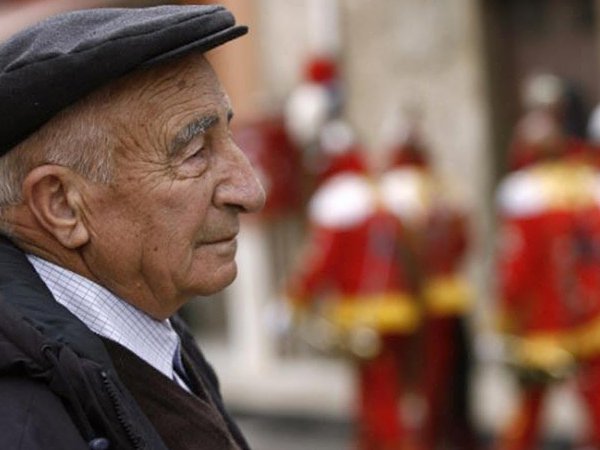 ۱۵۱۱۰۳۱۲۰۶۴۳-italian-elderly-man-exlarge-169