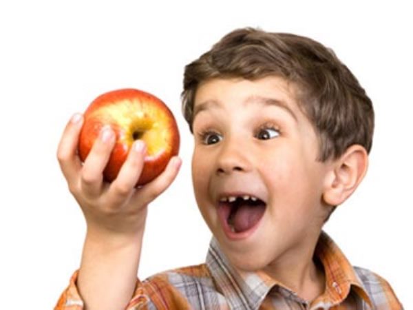 Children-eating-fruit-9412